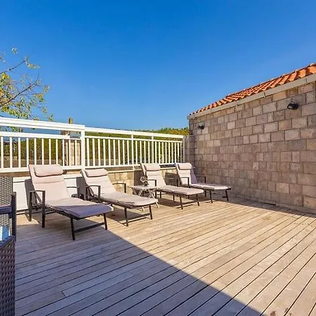 Trojkovic Villa *